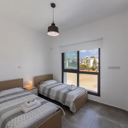 In Sleeps 6 Includes Swimming Pool Air Con And Wifi 7 3 *