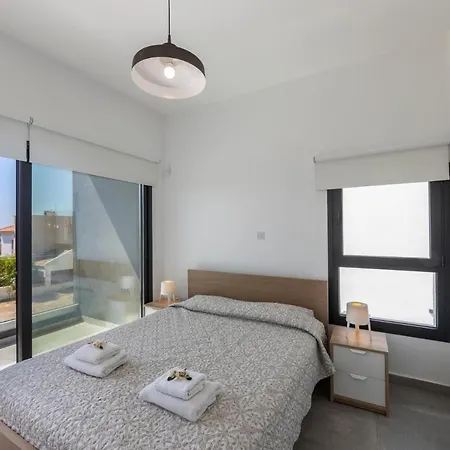 In Sleeps 6 Includes Swimming Pool Air Con And Wifi 7 3 Villa