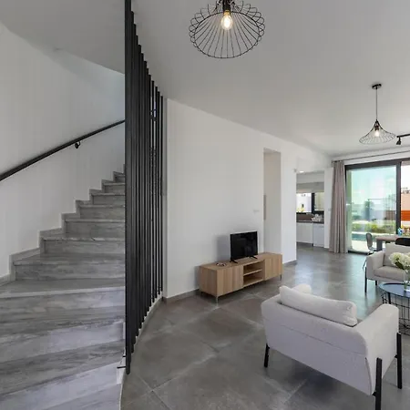 Villa In Sleeps 6 Includes Swimming Pool Air Con And Wifi 7 3