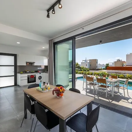 In Sleeps 6 Includes Swimming Pool Air Con And Wifi 7 3 Peyia