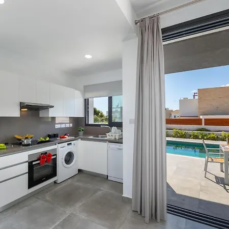 In Sleeps 6 Includes Swimming Pool Air Con And Wifi 7 3 *