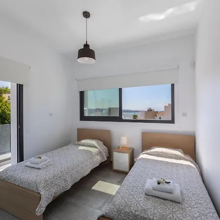 In Sleeps 6 Includes Swimming Pool Air Con And Wifi 7 3 Peyia