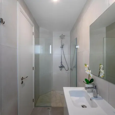 In Sleeps 6 Includes Swimming Pool Air Con And Wifi 7 3