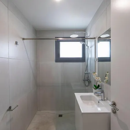 In Sleeps 6 Includes Swimming Pool Air Con And Wifi 7 3 빌라 페이야