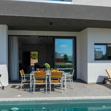 In Sleeps 6 Includes Swimming Pool Air Con And Wifi 7 3 빌라