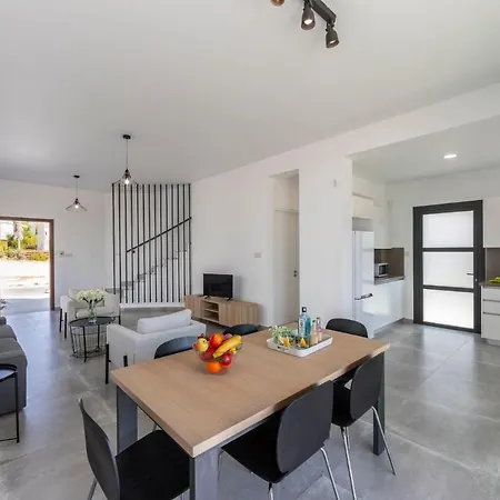 In Sleeps 6 Includes Swimming Pool Air Con And Wifi 7 3 * 페이야