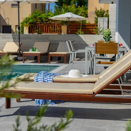 In Sleeps 6 Includes Swimming Pool Air Con And Wifi 7 3 Peyia